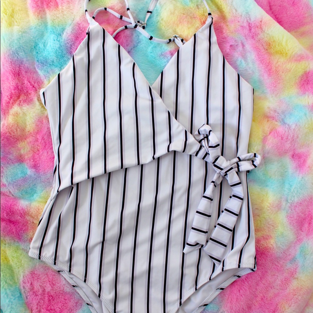 Cross tie stripe one piece🖤🤍